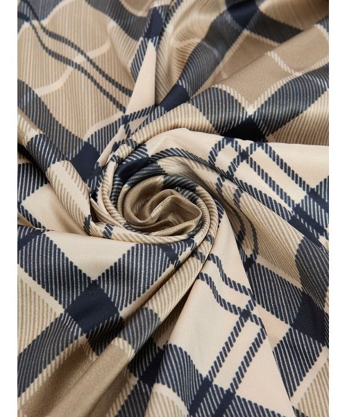 Barbour(バブアー)の「Kinsale スカーフ(ストール/ショール・レディース・オリーブ/ネイビー・ONE SIZE)」の7枚目の写真