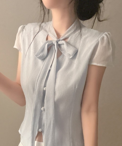 FAVORITO（ファヴォリート）の「リボンVネックシャツ（シャツ/ブラウス・レディース・オフホワイト/ライトブルー・F）」の16枚目の写真