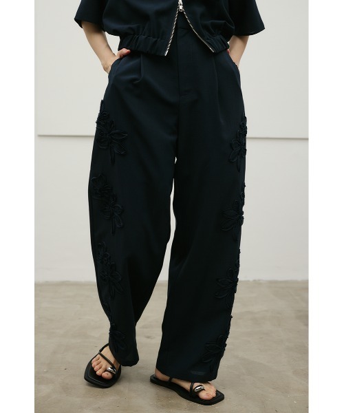 STYLEMIXER(スタイルミキサー)の「フラワーエンブロイダリータックパンツ(その他パンツ・レディース・ホワイト/ネイビー/ベージュ・MEDIUM/SMALL)」の3枚目の写真