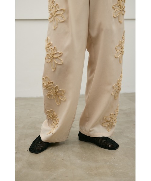 STYLEMIXER(スタイルミキサー)の「フラワーエンブロイダリータックパンツ(その他パンツ・レディース・ホワイト/ネイビー/ベージュ・MEDIUM/SMALL)」の22枚目の写真