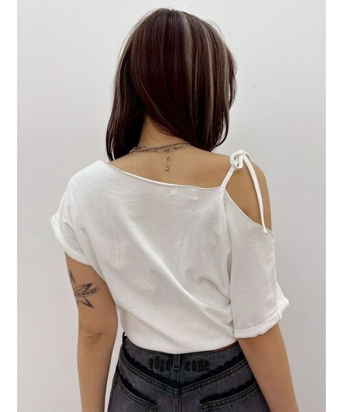 EVRIS(エヴリス)の「モチーフワンショルダーグラフィックトップス(Tシャツ/カットソー・レディース・ホワイト/ブラック/カーキ・FREE)」の6枚目の写真