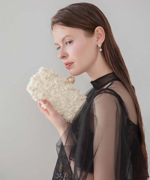 Leja(レジャ)の「【LEJA】スパンコール3Dフラワーパールビジュークラッチバッグ結婚式 パーティー 成人式 二次会 同窓会 お呼ばれ オケージョン 20代 30代(ハンドバッグ・レディース・ホワイト/ブラック/シルバー・FREE)」の2枚目の写真