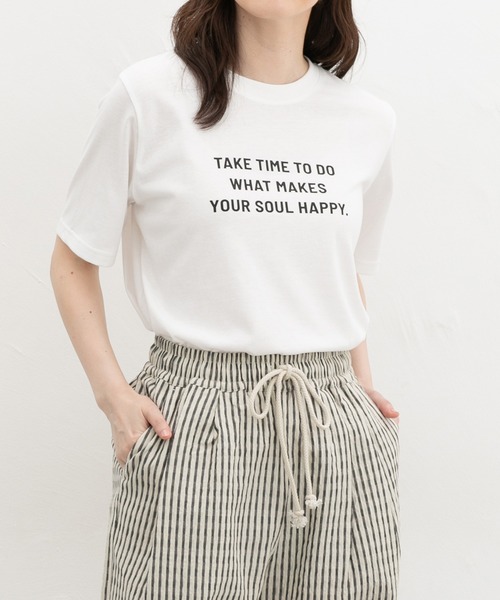 Honeys(ハニーズ)の「【ハニさら・接触冷感・吸水速乾・UVカット・遮熱】ロゴプリントTシャツ(Tシャツ/カットソー・レディース・オフホワイト/ボルドー/ブラック/ライトベージュ/スミクロ/ブラウン・LL/S/L/M)」の2枚目の写真