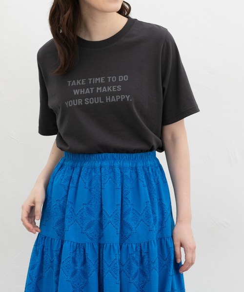 Honeys(ハニーズ)の「【ハニさら・接触冷感・吸水速乾・UVカット・遮熱】ロゴプリントTシャツ(Tシャツ/カットソー・レディース・オフホワイト/ボルドー/ブラック/ライトベージュ/スミクロ/ブラウン・LL/S/L/M)」の3枚目の写真