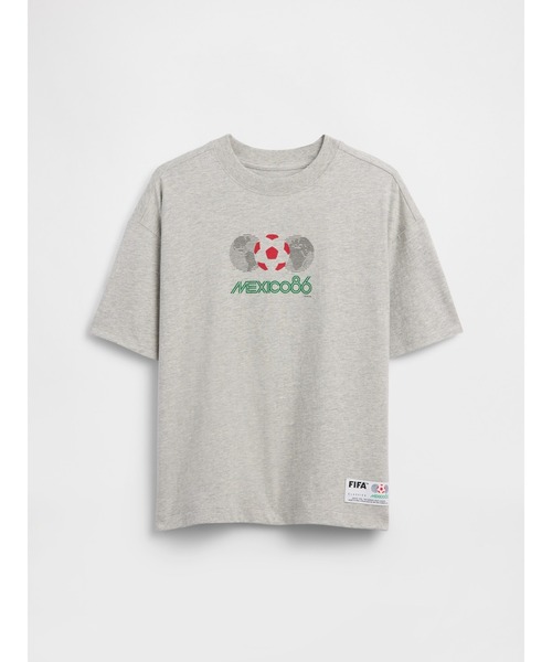GAP(ギャップ)の「FIFA WORLD CUP(TM) グラフィックTシャツ (キッズ)(Tシャツ/カットソー・キッズ・ブルー/ライトグレー/ブラック/ホワイト/オフホワイト/ライトブルー/イエロー・110cm/120cm/160cm/130cm/140cm/150cm)」の1枚目の写真