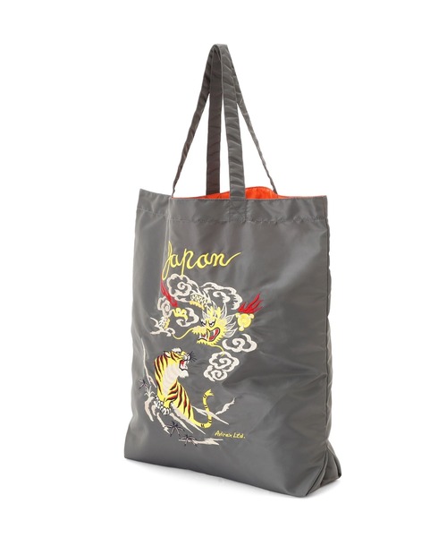 AVIREX（アヴィレックス）の「《WEB限定》NYLON TOTE BAG ”DRAGON ＆ TIGER” / ナイロン トートバッグ ドラゴン＆タイガー / AVIREX / アヴィレックス（トートバッグ・メンズ・ダークブラウン/ワイン/ロイヤルブルー/チャコール・FREE）」の6枚目の写真