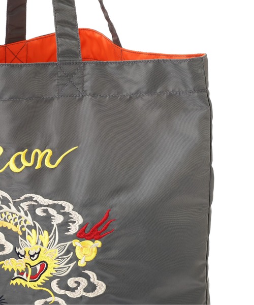 AVIREX（アヴィレックス）の「《WEB限定》NYLON TOTE BAG ”DRAGON ＆ TIGER” / ナイロン トートバッグ ドラゴン＆タイガー / AVIREX / アヴィレックス（トートバッグ・メンズ・ダークブラウン/ワイン/ロイヤルブルー/チャコール・FREE）」の10枚目の写真