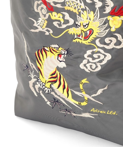 AVIREX（アヴィレックス）の「《WEB限定》NYLON TOTE BAG ”DRAGON ＆ TIGER” / ナイロン トートバッグ ドラゴン＆タイガー / AVIREX / アヴィレックス（トートバッグ・メンズ・ダークブラウン/ワイン/ロイヤルブルー/チャコール・FREE）」の11枚目の写真