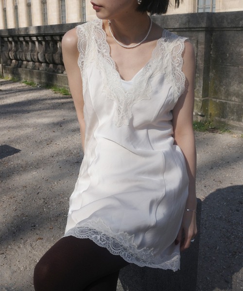 Ameri(アメリ)の「LACY SATIN TUNIC LAYERED TOP(キャミソール・レディース・ネイビー/アイボリー/ボルドー/ブラウン・FREE)」の2枚目の写真