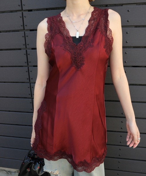 Ameri(アメリ)の「LACY SATIN TUNIC LAYERED TOP(キャミソール・レディース・ネイビー/アイボリー/ボルドー/ブラウン・FREE)」の1枚目の写真