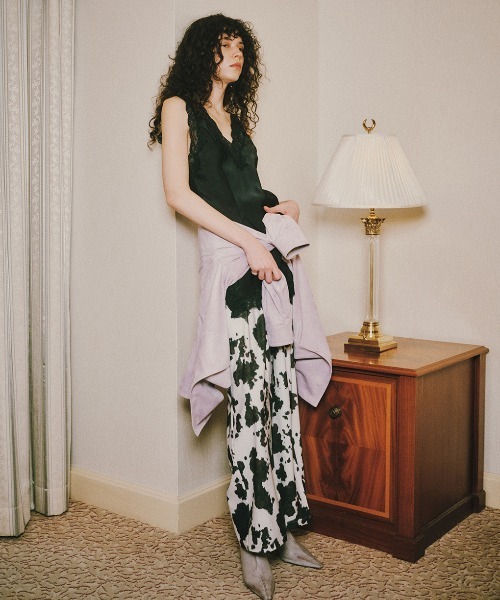 Ameri(アメリ)の「LACY SATIN TUNIC LAYERED TOP(キャミソール・レディース・ネイビー/アイボリー/ボルドー/ブラウン・FREE)」の16枚目の写真