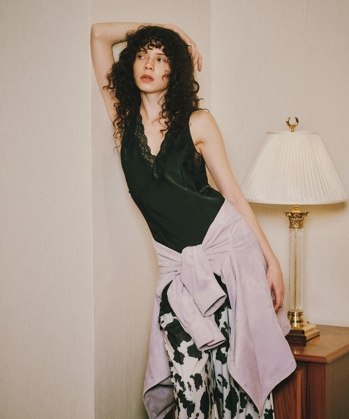 Ameri(アメリ)の「LACY SATIN TUNIC LAYERED TOP(キャミソール・レディース・ネイビー/アイボリー/ボルドー/ブラウン・FREE)」の17枚目の写真