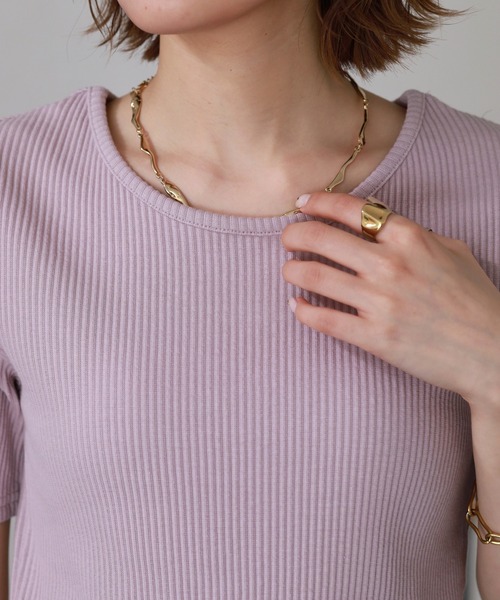 OMNES(オムネス)の「接触冷感 後ろV開きリブカットソー 半端袖(Tシャツ/カットソー・レディース・ラベンダー/グレー・FREE)」の4枚目の写真