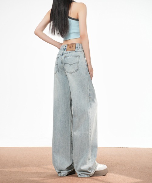 AMAJI（アマジ）の「スリムストレート デニムパンツ（デニムパンツ・レディース・ライトブルー・SMALL/MEDIUM/LARGE/X-LARGE）」の2枚目の写真