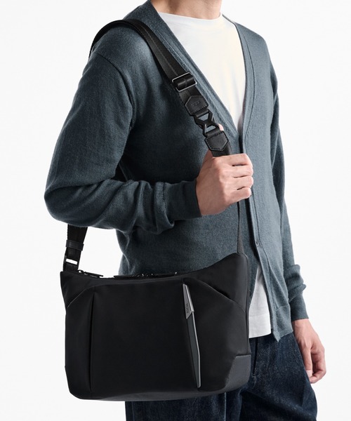 TUMI(トゥミ)の「TUMI AXIS ミディアム・クロスボディ(ショルダーバッグ・メンズ・ネイビー/ブラック・FREE)」の1枚目の写真