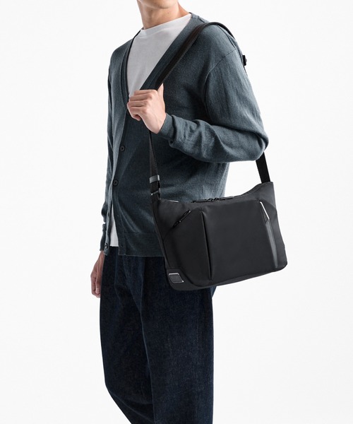 TUMI(トゥミ)の「TUMI AXIS ミディアム・クロスボディ(ショルダーバッグ・メンズ・ネイビー/ブラック・FREE)」の5枚目の写真