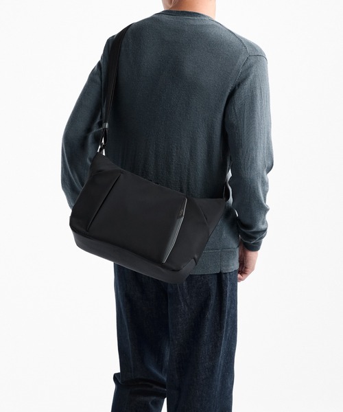 TUMI(トゥミ)の「TUMI AXIS ミディアム・クロスボディ(ショルダーバッグ・メンズ・ネイビー/ブラック・FREE)」の6枚目の写真