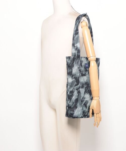 ROXY(ロキシー)の「【オンラインストア・直営店限定】ROXY BECAUSE THE NIGHT TOTE ジャカードデニムトートバッグ 【2026年秋冬モデル】(トートバッグ・レディース・ネイビー・FREE)」の2枚目の写真