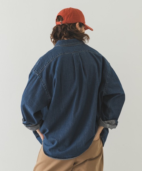 URBAN RESEARCH Sonny Label（アーバンリサーチサニーレーベル）の「オーバーサイズデニムボタンダウンシャツ（シャツ/ブラウス・メンズ・ブラック/インディゴブルー・MEDIUM/LARGE）」の19枚目の写真
