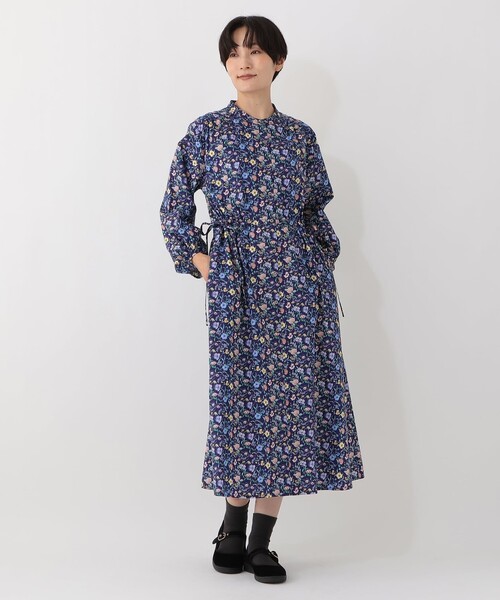 Afternoon Tea(アフタヌーンティー)の「【Afternoon Tea別注】サイドリボンギャザーワンピース/リバティプリント(ワンピース・レディース・ネイビー・MEDIUM)」の2枚目の写真