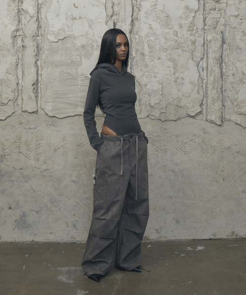 VOONT(ブント)の「Slim-Fit Hood Bodysuit (CHARCOAL)(パーカー・レディース・チャコールグレー・OS)」の10枚目の写真