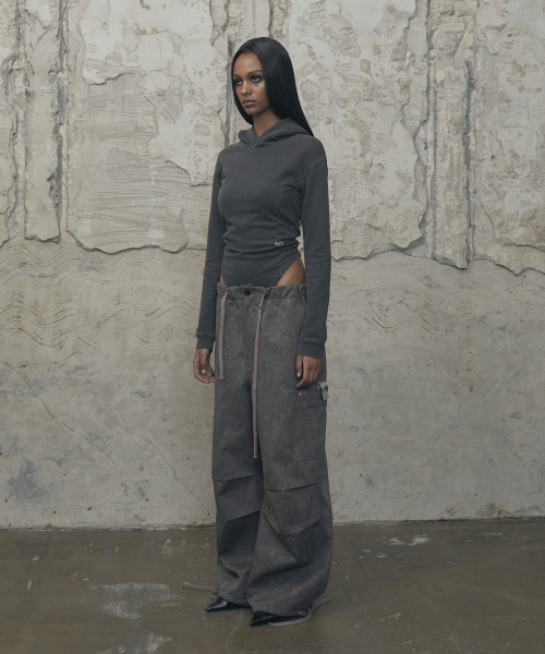 VOONT(ブント)の「Slim-Fit Hood Bodysuit (CHARCOAL)(パーカー・レディース・チャコールグレー・OS)」の12枚目の写真