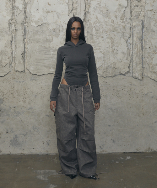 VOONT(ブント)の「Slim-Fit Hood Bodysuit (CHARCOAL)(パーカー・レディース・チャコールグレー・OS)」の2枚目の写真