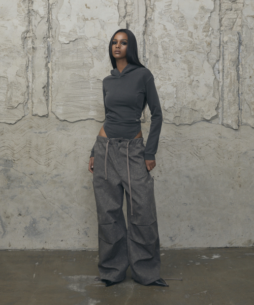 VOONT(ブント)の「Slim-Fit Hood Bodysuit (CHARCOAL)(パーカー・レディース・チャコールグレー・OS)」の3枚目の写真