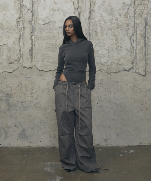 VOONT(ブント)の「Slim-Fit Hood Bodysuit (CHARCOAL)(パーカー・レディース・チャコールグレー・OS)」の5枚目の写真