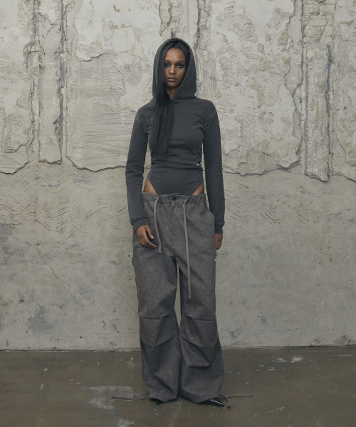 VOONT(ブント)の「Slim-Fit Hood Bodysuit (CHARCOAL)(パーカー・レディース・チャコールグレー・OS)」の6枚目の写真