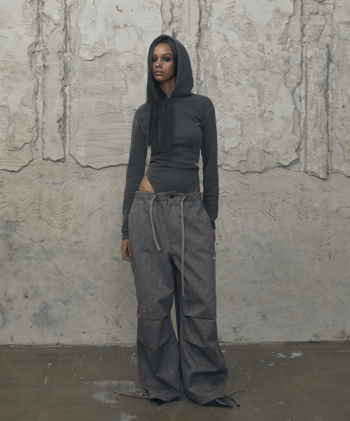 VOONT(ブント)の「Slim-Fit Hood Bodysuit (CHARCOAL)(パーカー・レディース・チャコールグレー・OS)」の7枚目の写真