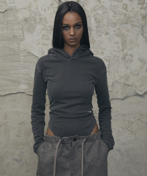 VOONT(ブント)の「Slim-Fit Hood Bodysuit (CHARCOAL)(パーカー・レディース・チャコールグレー・OS)」の8枚目の写真