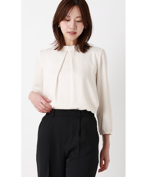AOYAMA(アオヤマ)の「ハイネックタックブラウス【美ジ楽ブラウス】【9分袖】(シャツ/ブラウス・レディース・オフホワイト/モカ/サックスブルー・S/LL/L/M)」の1枚目の写真