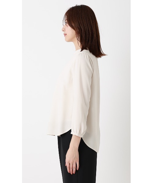 AOYAMA(アオヤマ)の「ハイネックタックブラウス【美ジ楽ブラウス】【9分袖】(シャツ/ブラウス・レディース・オフホワイト/モカ/サックスブルー・S/LL/L/M)」の6枚目の写真