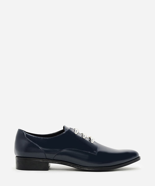 CHARLES & KEITH(チャールズ & キース)の「メタリックハードウェアオックスフォード / METALLIC HARDWARE OXFORDS(ローファー・レディース・ブラック/ネイビー・22.5cm/24.5cm/23cm/23.5cm/25cm)」の1枚目の写真