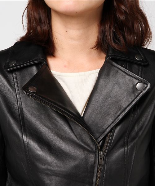GeeRA（ジーラ）の「上質ラムレザーが引き立てるシンプルライダースジャケット（ライダースジャケット・レディース・ホワイト/ブラック・LARGE/MEDIUM/X-LARGE）」の6枚目の写真