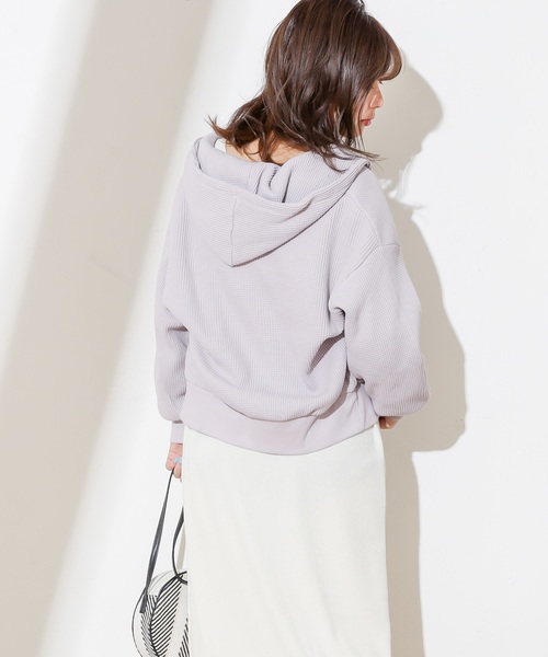 natural couture(ナチュラルクチュール)の「オニワッフルパーカー(パーカー・レディース・ブラック/ベージュ/アイボリー/ラベンダー・FREE)」の19枚目の写真