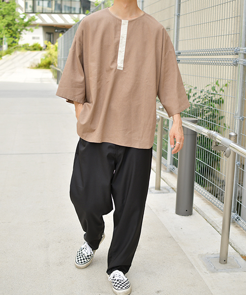 kutir(クティール)の「ヘンリー配色リネンプルオーバー(シャツ/ブラウス・メンズ・オフホワイト/ライトグリーン/モカ・MEDIUM/LARGE)」の4枚目の写真