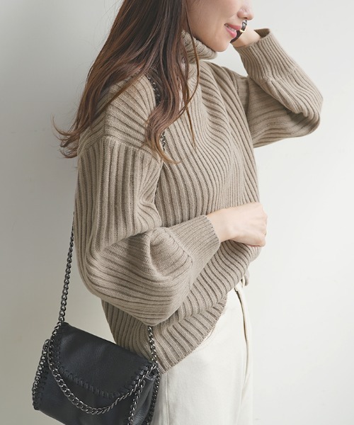 Futier land（フューティアランド）の「タートルバルーンスリーブニットプルオーバー（ニット/セーター・レディース・ブラック/ブルー/アイボリー/グレイッシュベージュ/オレンジ/ライトブラウン/パープル/ピンク/イエロー/グリーン・FREE）」の4枚目の写真