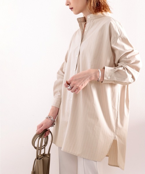 classicalelf（クラシカルエルフ）の「一枚で上級者見え。綿100％、バンドカラーストライプBIGシルエットシャツ（シャツ/ブラウス・レディース・ベージュ/オフホワイト/グレイッシュベージュ/ブラウン/サンドベージュ/グリーン・MEDIUM/LARGE/X-LARGE）」の4枚目の写真