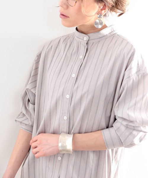 classicalelf（クラシカルエルフ）の「一枚で上級者見え。綿100％、バンドカラーストライプBIGシルエットシャツ（シャツ/ブラウス・レディース・ベージュ/オフホワイト/グレイッシュベージュ/ブラウン/サンドベージュ/グリーン・MEDIUM/LARGE/X-LARGE）」の19枚目の写真