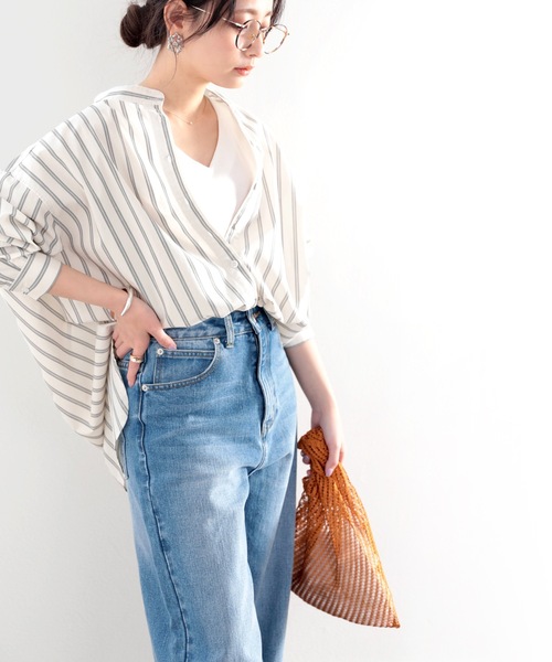 classicalelf（クラシカルエルフ）の「一枚で上級者見え。綿100％、バンドカラーストライプBIGシルエットシャツ（シャツ/ブラウス・レディース・ベージュ/オフホワイト/グレイッシュベージュ/ブラウン/サンドベージュ/グリーン・MEDIUM/LARGE/X-LARGE）」の15枚目の写真