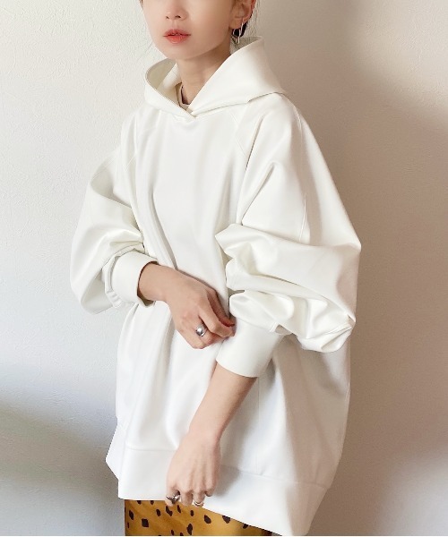 AZUL ENCANTO（アズールエンカント）の「フーディトップス（パーカー・レディース・ホワイト/ブラック/キャメル・FREE）」の4枚目の写真