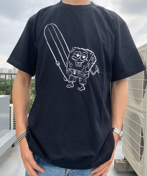 PROJECT SR'ES(プロジェクトエスアールエス)の「【SPONGEBOB/スポンジボブ】サーフボードプリントTシャツ(Tシャツ/カットソー・メンズ・ブラック/ホワイト・LARGE/MEDIUM/X-LARGE)」の2枚目の写真