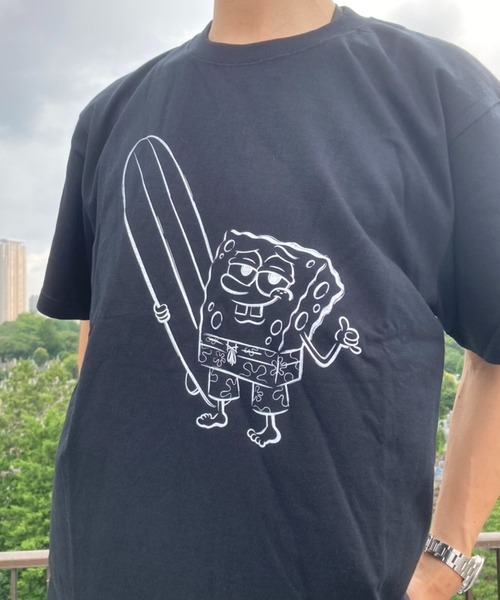 PROJECT SR'ES(プロジェクトエスアールエス)の「【SPONGEBOB/スポンジボブ】サーフボードプリントTシャツ(Tシャツ/カットソー・メンズ・ブラック/ホワイト・LARGE/MEDIUM/X-LARGE)」の5枚目の写真