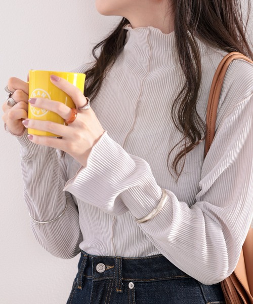 上品な光沢感。2wayメロープリーツハイネックトップス