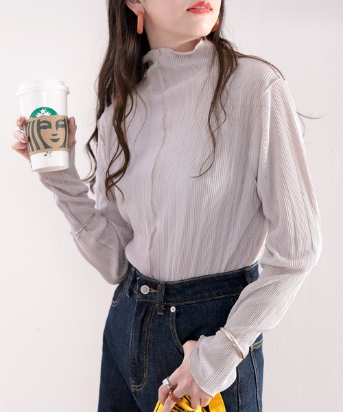 上品な光沢感。2wayメロープリーツハイネックトップス