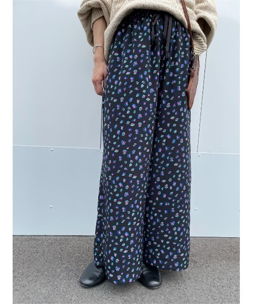 24200円　今季新品　ビアズリー 上質　テーパード　パンツ　紺　0 S〜M 24200円 今季新品 ビアズリー 上質 テーパード パンツ 紺 0 S〜M