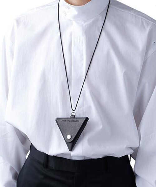 JOHN LAWRENCE SULLIVAN（ジョンローレンスサリバン）の「LEATHER TRIANGLE COIN CASE（コインケース・メンズ・ブラック・FREE）」の2枚目の写真
