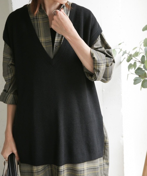 URBAN RESEARCH DOORS(アーバンリサーチドアーズ)の「Vネックルーズベスト(ニット/セーター・レディース・ブラック/モカ・ONE)」の4枚目の写真